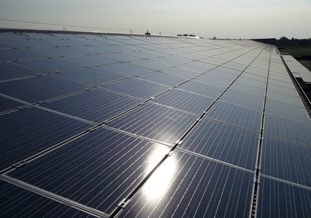 Particolare della copertura in pannelli fotovoltaici